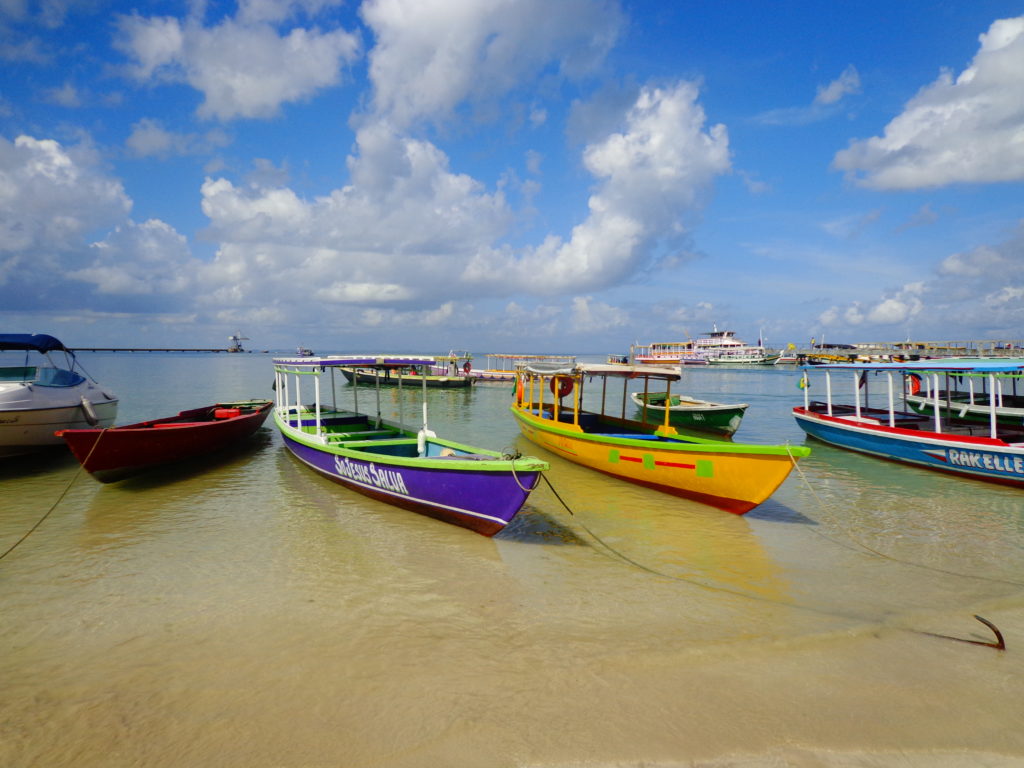 praia das neves em ilha de maré barcos