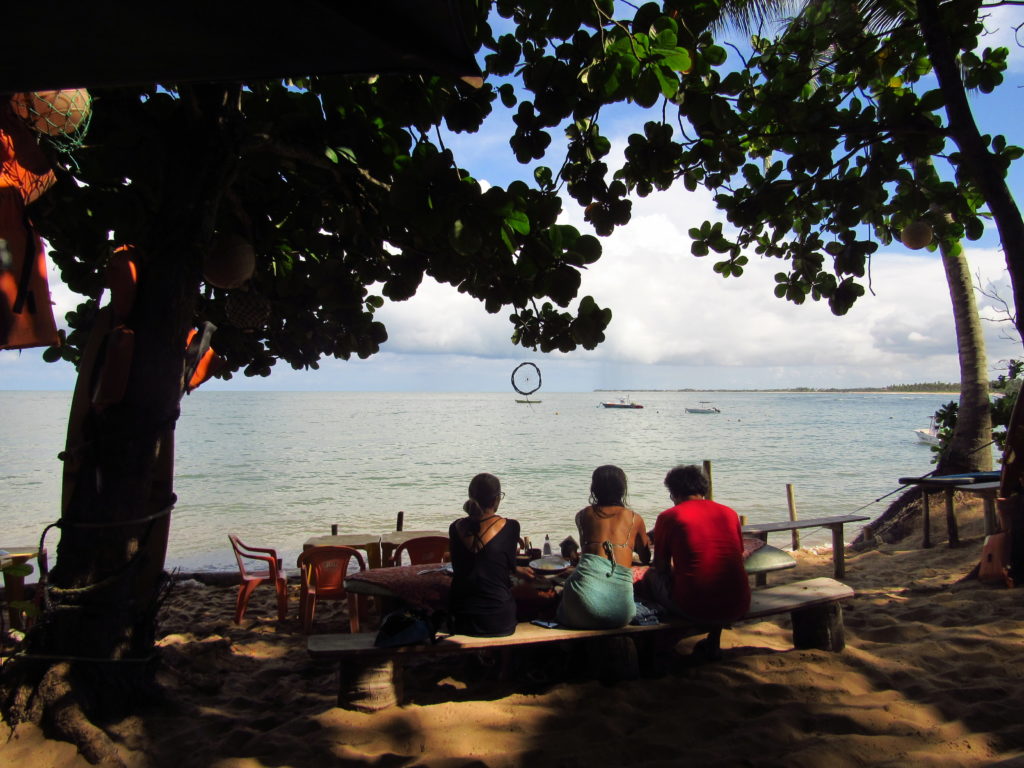 uma familia desfrutando da vista lagosta na brasa em praia do forte