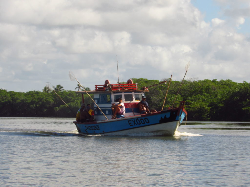 barco indo pra pesca em barra da siribinha pelo rio itapicuru