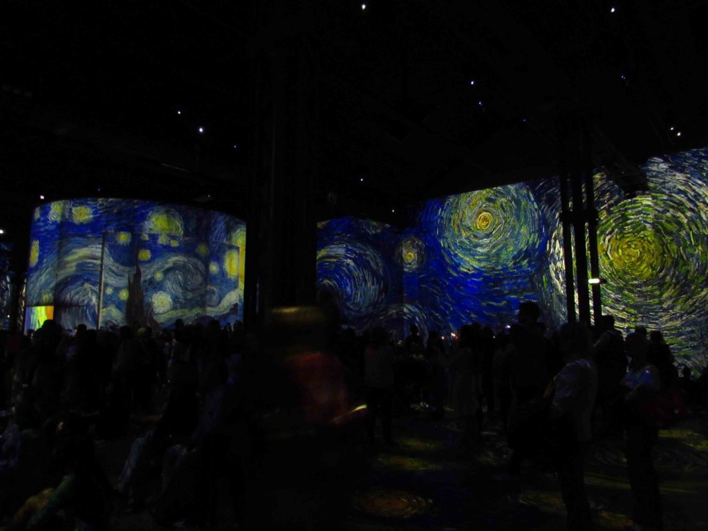 noite estrelada cipreste e vila van gogh