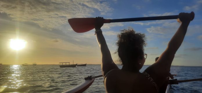 passeio de canoa havaiana salvador
